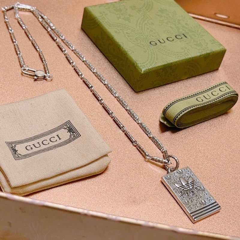G*u*i necklaces